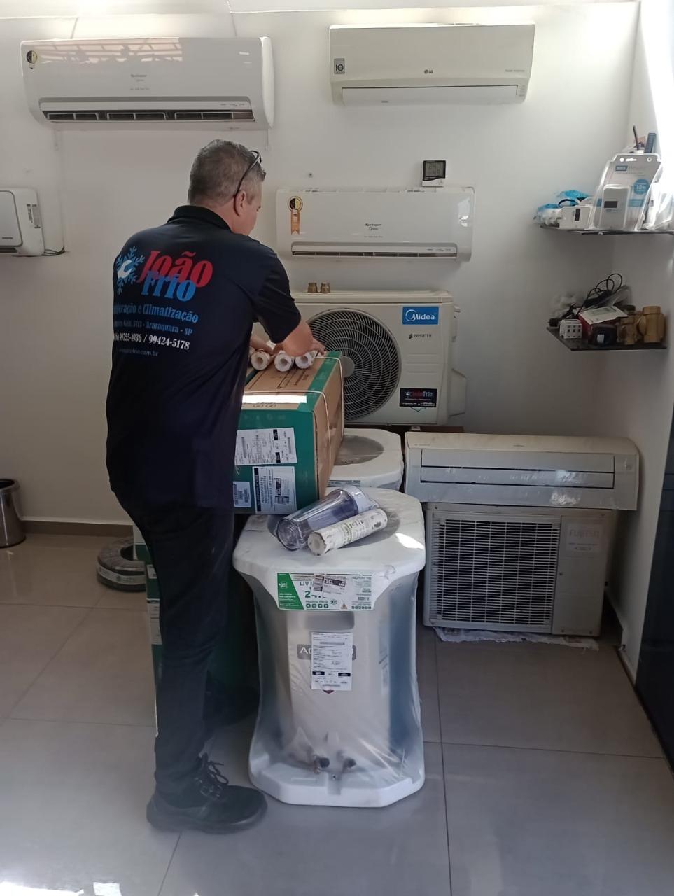 Técnico JoãoFrio preparando equipamento